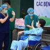 Bệnh nhân được công bố khỏi bệnh tại Bệnh viện dã chiến Hòa Vang (Đà Nẵng) chào tạm biệt y, bác sỹ trước khi trở về nhà. (Ảnh: TTXVN phát)