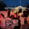 Người biểu tình tụ tập ngoài Nhà Trắng trước khi ông Trump phát biểu