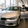 Khách hàng thử một chiếc xe BMW 320d tại một đại lý xe ở Hàn Quốc. (Nguồn: asia.nikkei.com)