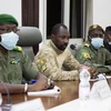 Đại tá Assimi Goita (giữa), người đứng đầu Ủy ban Quốc gia bảo vệ người dân (CNSP) tự xưng sau cuộc binh biến ở Mali, trong cuộc đàm phán với phái đoàn Cộng đồng Kinh tế Tây Phi (ECOWAS) ở Bamako, ngày 22/8/2020. (Ảnh: AFP/TTXVN)