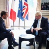 Thủ tướng Anh Boris Johnson (phải) và Tổng thống Pháp Emmanuel Macron (trái) trong cuộc gặp ở Paris ngày 22/8/2019 để thảo luận về Brexit. (Ảnh: AFP/TTXVN)
