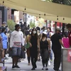 Người dân đeo khẩu trang phòng lây nhiễm COVID-19 tại một khu chợ ở New York, Mỹ, ngày 7/9/2020. (Ảnh: THX/TTXVN)