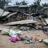 Nhà cửa bị thiêu rụi trong một vụ tấn công tại làng Manzalaho, gần Beni, Cộng hòa Dân chủ Congo ngày 18/2/2020. (Ảnh: AFP/TTXVN)