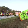 Đức: Xe khách lao khỏi đường cao tốc, hàng chục hành khách bị thương
