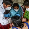 Nhân viên y tế lấy mẫu xét nghiệm COVID-19 tại Mumbai, Ấn Độ, ngày 19/8/2020. (Ảnh: AFP/TTXVN)