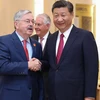 Chủ tịch Trung Quốc Tập Cận Bình bắt tay Đại sứ Mỹ tại Trung Quốc Terry Branstad. (Nguồn: Getty Images)