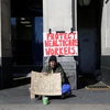 Người vô gia cư trên đường phố. (Ảnh: AFP/TTXVN)
