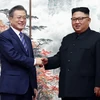 Tổng thống Hàn Quốc Moon Jae-in (trái) và nhà lãnh đạo Triều Tiên Kim Jong-un (phải) tại cuộc gặp ở Bình Nhưỡng ngày 19/9/2018. (Ảnh: AFP/TTXVN)