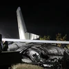 Hiện trường vụ rơi máy bay vận tải quân sự Antonov-26 gần căn cứ không quân Chuhuiv ngày 25/9/2020. (Ảnh: AFP/TTXVN)