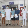 Bệnh viện Nhiệt đới Hải Dương trao giấy chứng nhận đã điều trị khỏi bệnh cho các bệnh nhân. (Ảnh: TTXVN phát)