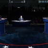 Đương kim Tổng thống Mỹ Donald Trump (phải) và ứng cử viên Tổng thống đảng Dân chủ Joe Biden (trái) tại vòng tranh luận trực tiếp đầu tiên. (Ảnh: AFP/TTXVN)