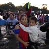 Người di cư vượt sông Suchiate từ Tecun Uman (Guatemala) trong hành trình tới Mỹ ngày 23/1/2020. (Ảnh: AFP/TTXVN)