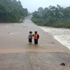 Mưa lớn khiến một số đường giao thông trên địa bàn tỉnh Quảng Trị gây khó khăn và nguy hiểm cho người dân. (Ảnh: TTXVN phát)
