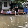 Mưa lớn làm cho một số tuyến đường ở thành phố Tam Kỳ bị ngập sâu trong nước. (Ảnh: Trịnh Bang Nhiệm/TTXVN)