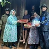 Tỉnh đoàn Quảng Trị tặng mỳ ăn liền và nước uống cho nhân dân vùng bị ảnh hưởng nặng do lũ lụt ở huyện Hướng Hóa. (Ảnh: Hồ Cầu/TTXVN)