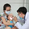 Khám cho bệnh nhi mắc bệnh tay-chân-miệng đang điều trị tại Bệnh viện đa khoa vùng Tây Nguyên. (Ảnh: Tuấn Anh/TTXVN)