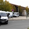 Cảnh sát gác tại trường trung học ở Conflans Saint-Honorine, Pháp, sau vụ một giáo viên của trường bị sát hại ngày 17/10/2020. (Ảnh: AFP/TTXVN)