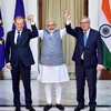 Thủ tướng Ấn Độ Narendra Modi bắt tay cựu Chủ tịch Ủy ban châu Âu Donald Tusk và cựu Chủ tịch Hội đồng châu Âu Jean-Claude Juncker ngày 6/10/2017. (Nguồn: PTI)