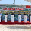 Lãnh đạo tỉnh Thanh Hoá, Bộ Giao thông Vận tải và các đại biểu ấn nút khởi công dự án. (Ảnh: Hoa Mai/TTXVN)