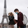 Người dân đeo khẩu trang phòng dịch COVID-19 tại Paris, Pháp ngày 23/10/2020. (Ảnh: THX/TTXVN)