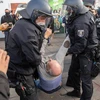 Cảnh sát giải tán người biểu tình phản đối lệnh hạn chế của chính phủ Đức. (Nguồn: DPA)