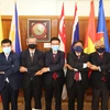 Đại sứ các nước ASEAN chụp ảnh lưu niệm tại buổi họp. (Ảnh: Trương Phi Hùng/TTXVN)