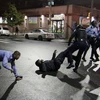 Cảnh sát bắt giữ một người biểu tình. (Nguồn: inquirer.com)