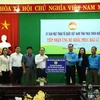 Tổng Liên đoàn Lao động Việt Nam trao hỗ trợ cho các đoàn viên, người lao động Thừa Thiên-Huế khắc phục hậu quả bão lũ. (Ảnh: Mai Trang/TTXVN)