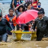 Lực lượng cứu hộ sơ tán người dân khỏi vùng ngập lụt do bão Vamco tại Manila, Philippines ngày 12/11/2020. (Ảnh: THX/TTXVN)