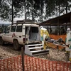 Nhân viên y tế chuyển bệnh nhân nhiễm virus Ebola lên xe cứu thương tại Butembo, Cộng hòa Dân chủ Congo ngày 10/11/2018. (Ảnh: AFP/TTXVN)