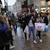 Người dân đeo khẩu trang phòng lây nhiễm COVID-19 tại London, Anh, ngày 1/11/2020. (Ảnh: THX/TTXVN)