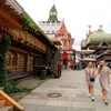 Khách du lịch tham quan những lâu đài cổ kính tại Moskva, Nga. (Ảnh: Trần Hiếu/TTXVN)