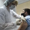 Nhân viên y tế tiêm thử nghiệm vắcxin ngừa COVID-19 cho tình nguyện viên tại Moskva, Nga ngày 10/9/2020. (Ảnh: AFP/TTXVN)