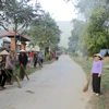 Người dân xã Phú Nghiêm, dọn dẹp vệ sinh đường làng góp phần xây dựng nông thôn mới tại vùng cao. (Ảnh: Nguyễn Nam/TTXVN)