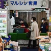 Người dân mua bán hàng hóa tại một cửa hàng ở Tokyo, Nhật Bản, ngày 21/4/2020. (Ảnh: AFP/TTXVN)