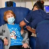 Tiêm vắcxin phòng COVID-19 của Pfizer-BioNTech cho người dân tại Coventry, Anh, ngày 8/12/2020. (Ảnh: AFP/TTXVN)