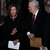 Lãnh đạo đa số tại Thượng viện Mitch McConnell và Chủ tịch Hạ viện Nancy Pelosi tại một sự kiện ở Washington DC. (Ảnh: AFP/TTXVN)