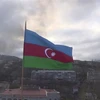 Quốc kỳ Azerbaijan bay trên nóc một tòa nhà tại thành phố Shushi ở khu vực Nagorny-Karabakh ngày 9/11/2020. (Ảnh: AFP/TTXVN)