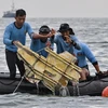 Lực lượng cứu hộ Indonesia tìm thấy mảnh vỡ của chiếc máy bay gặp nạn tại khu vực gần đảo Lancang, ngày 10/1/2021. (Ảnh: AFP/TTXVN)