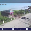 [Video] Bất cẩn khi qua đường sắt, người đàn ông suýt bị tàu hỏa cán