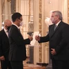 Tổng thống Alberto Fernandez chào Đại sứ Dương Quốc Thanh sau khi nhận Quốc thư. (Ảnh: TTXVN phát)