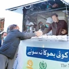 Ấm lòng bữa ăn miễn phí cho lao động nghèo Pakistan giữa đại dịch
