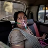 Những bình oxy hiếm hoi dành cho người hấp hối vì COVID-19 ở Ấn Độ