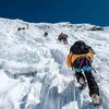 Đỉnh Everest đón các nhà leo núi nước ngoài đầu tiên sau 1 năm