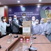 Ông Madan Mohan Sethi, Tổng lãnh sự Cộng hòa Ấn Độ tại Thành phố Hồ Chí Minh, tiếp nhận tượng trưng lô thiết bị y tế do Phân Ban Ni giới Trung ương tặng nhân dân Ấn Độ để phòng, chống COVID-19. (Ảnh: Xuân Khu/TTXVN)