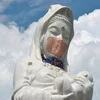 Tượng Phật Bà khổng lồ ở Nhật Bản được đeo khẩu trang