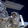 Hai phi hành gia đi bộ ngoài không gian để thay tấm pin cho ISS
