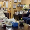 Đại sứ Ngô Toàn Thắng giới thiệu với ông Faisal Al Mutawa, Chủ tịch Công ty Ali Abdulwahab Al Mutawa các sản phẩm nông sản Việt Nam. (Nguồn: Đại sứ quán Việt Nam tại Kuwait)