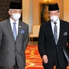 Thủ tướng Malaysia Muhyiddin Yassin (phải) diện kiến Nhà Vua Sultan Abdullah Sultan Ahmad Shah (trái) ở Kuala Lumpur ngày 28/10/2020. (Ảnh: AFP/TTXVN)