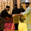 Ông Ismail Sabri Yaakob (trái) trong lễ tuyên thệ nhậm chức Thủ tướng Malaysia trước sự chứng kiến của Quốc vương Sultan Abdullah Sultan Ahmad Shah (phải) tại Hoàng cung ở Kuala Lumpur ngày 21/8/2021. (Ảnh: AFP/TTXVN)